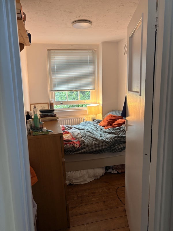Room Clapham Road in Greater London