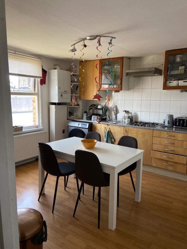 Room Clapham Road in Greater London