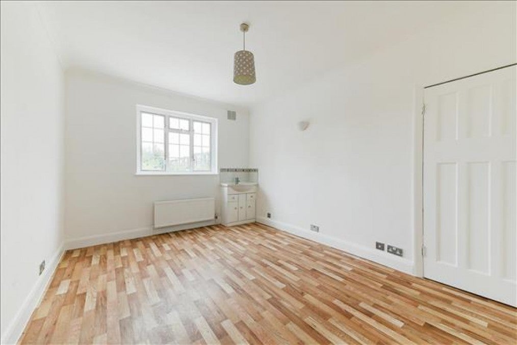Flat Durnsford Road in Greater London
