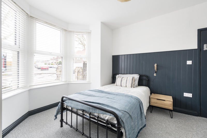 Room Downend Road in Bristol
