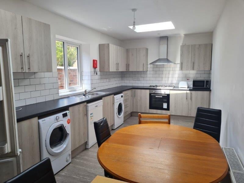 Room Cawdor Road in Manchester