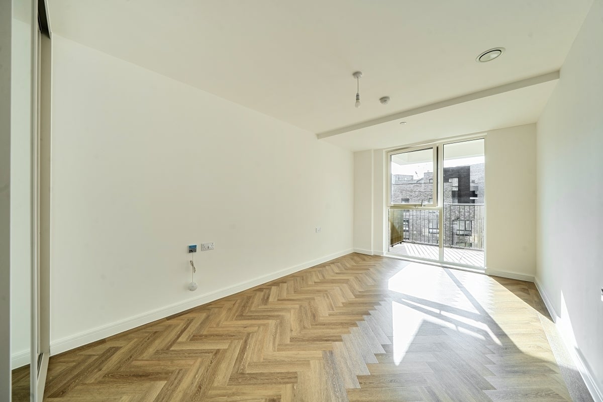 Flat Denmark Road in Greater London