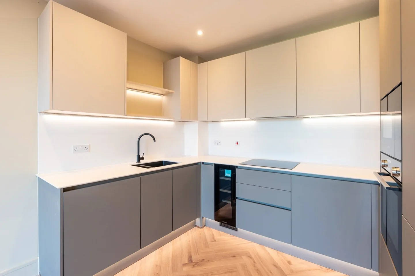 Flat Lapidge Drive in Greater London