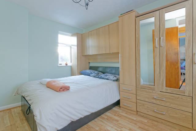 Room Leamouth Road in Greater London