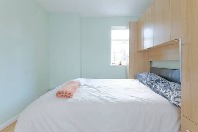 Room Leamouth Road in Greater London