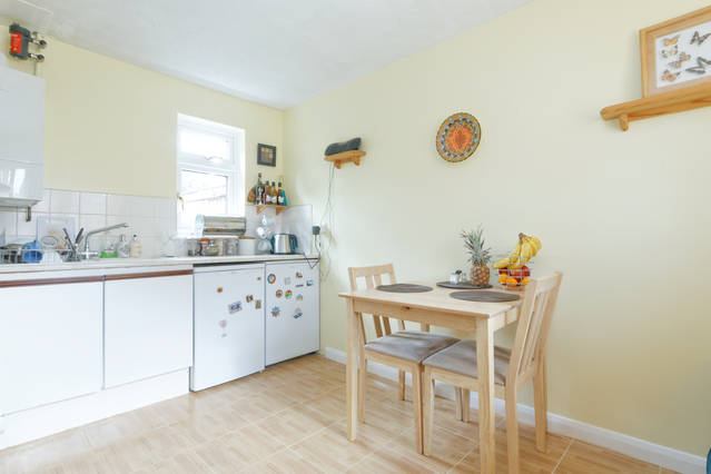 Room Leamouth Road in Greater London