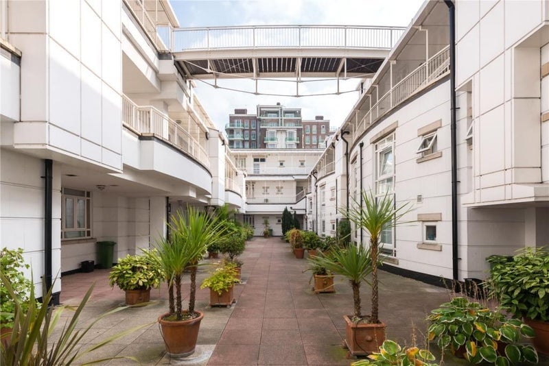 Room Marylebone Road in City of Westminster