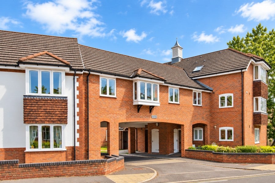 Flat Goldsworth Road in Woking