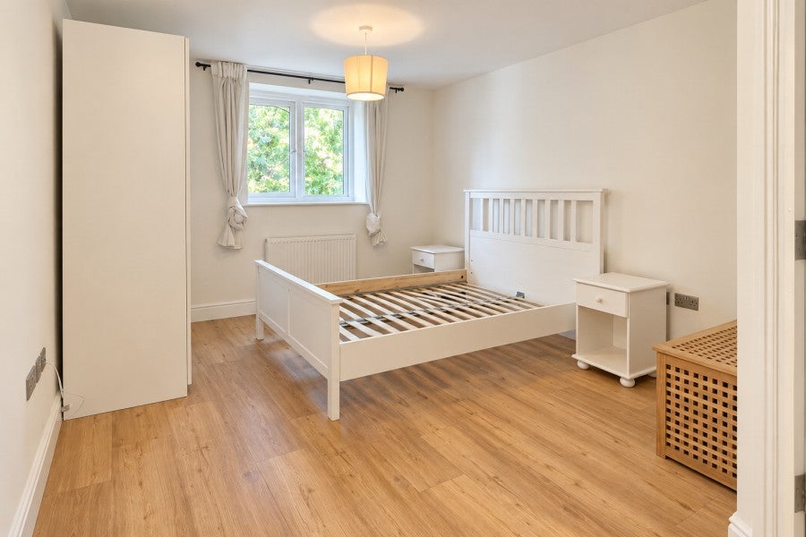 Flat Goldsworth Road in Woking