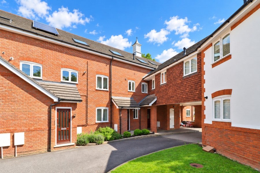 Flat Goldsworth Road in Woking