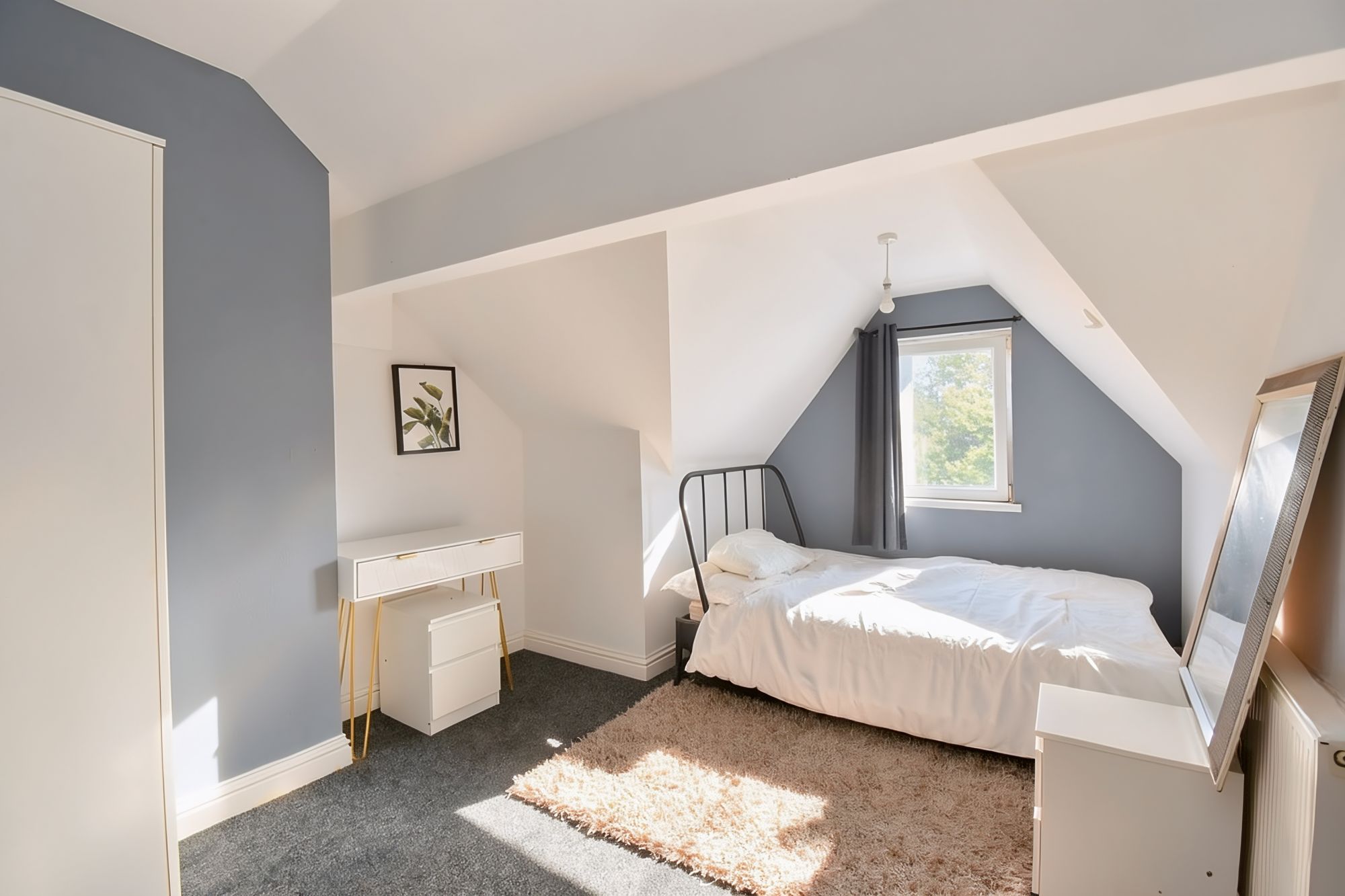 Room Corporation Road in Newport