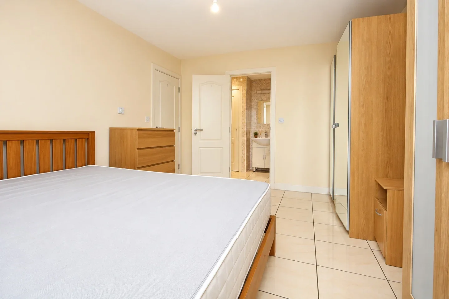 Flat Tudor Road in Greater London