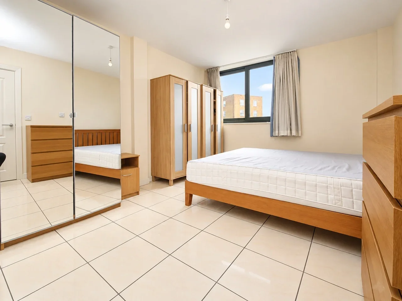 Flat Tudor Road in Greater London
