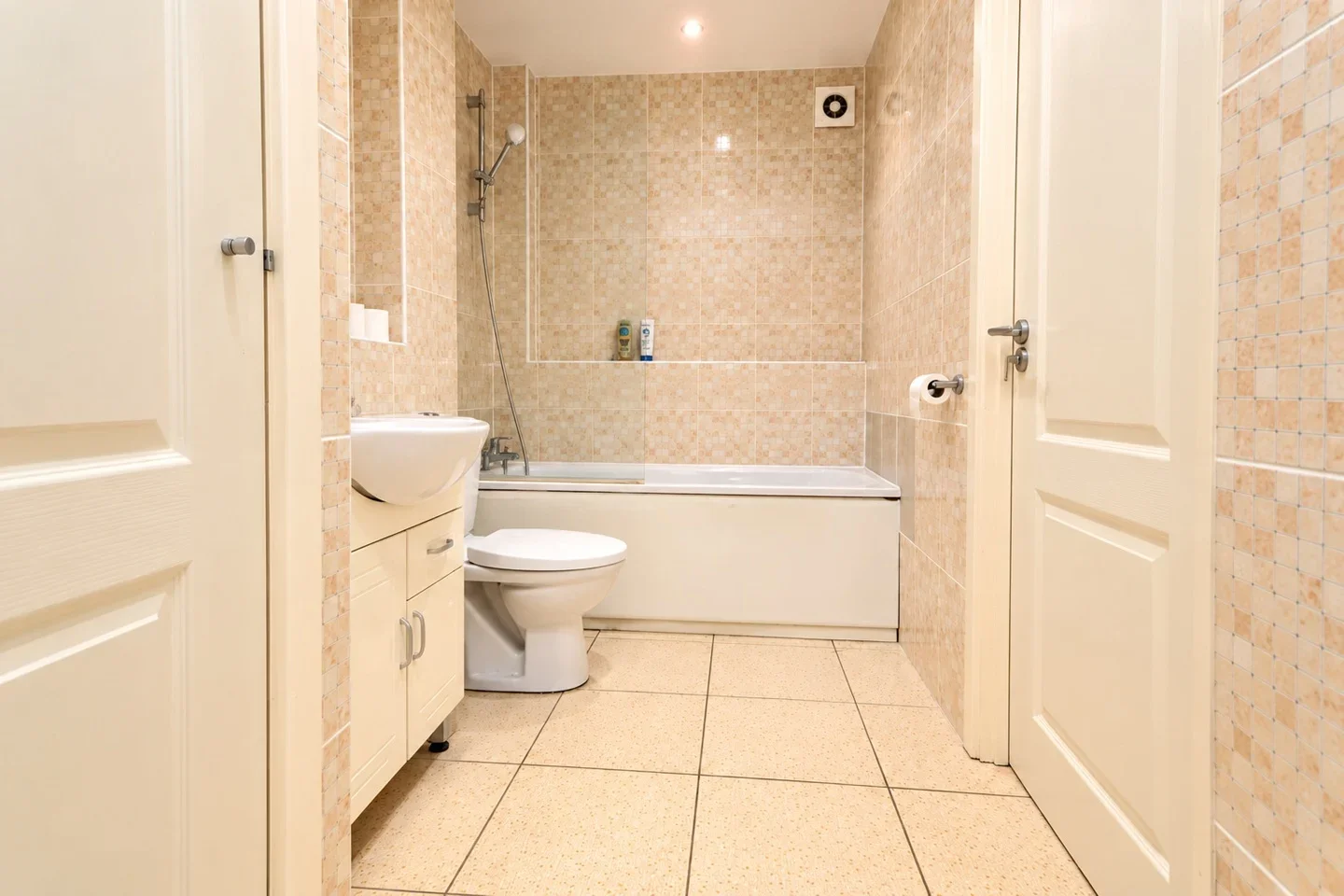 Flat Tudor Road in Greater London