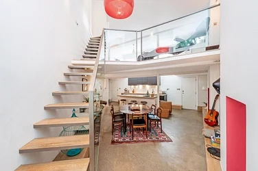 Flat Clarendon Road in Greater London