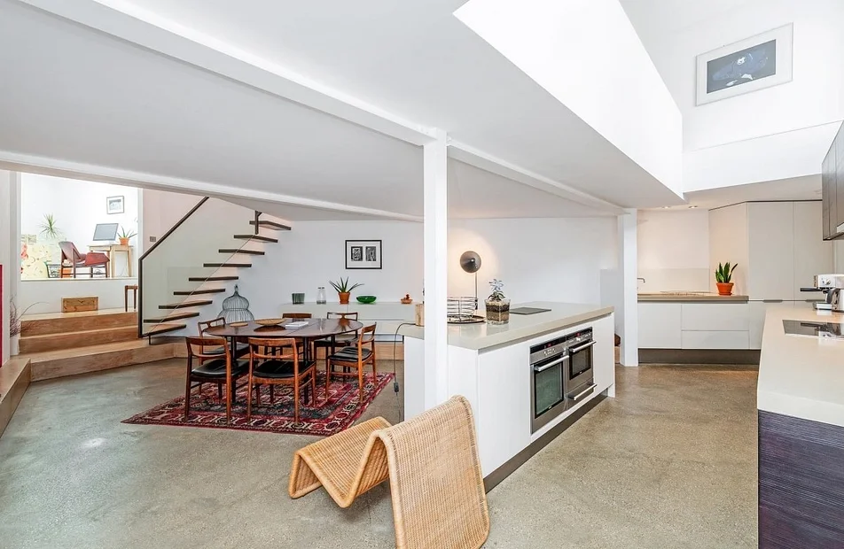 Flat Clarendon Road in Greater London