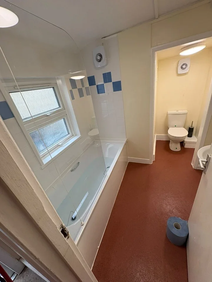 Room Chestnut Avenue in Greater London