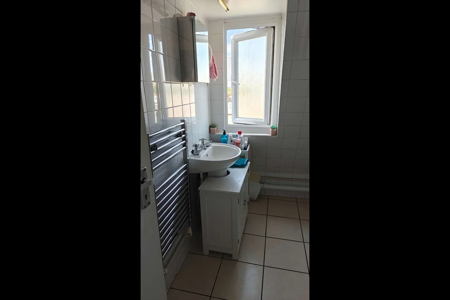 Room Clapham Road in Greater London