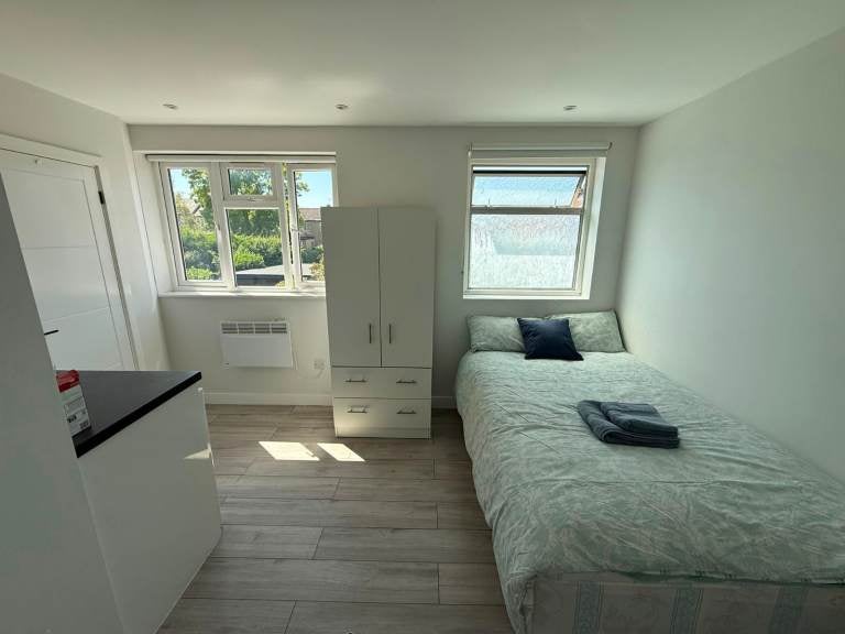 Flat Queens Walk in Greater London