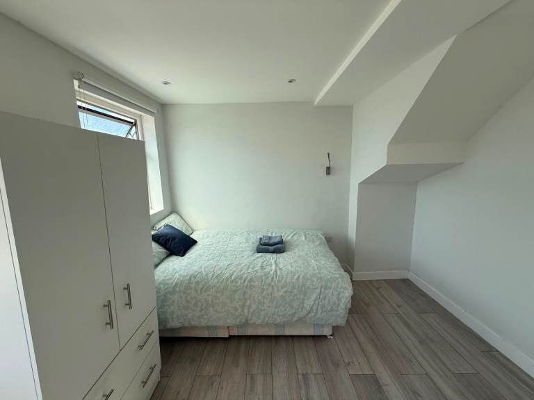Flat Queens Walk in Greater London