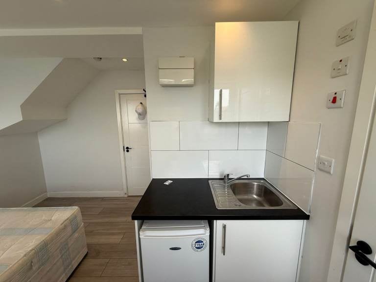 Flat Queens Walk in Greater London