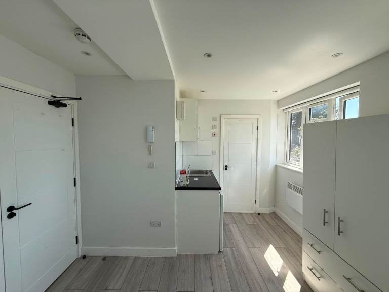 Flat Queens Walk in Greater London