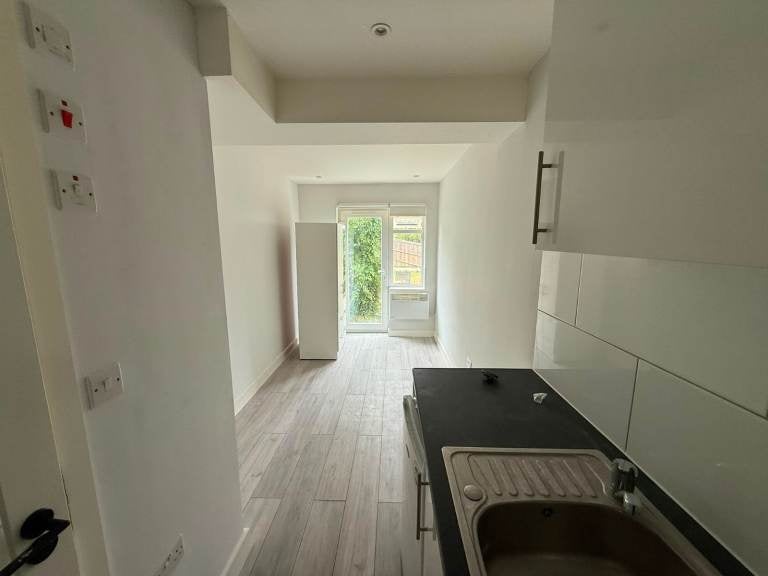 Flat Queens Walk in Greater London