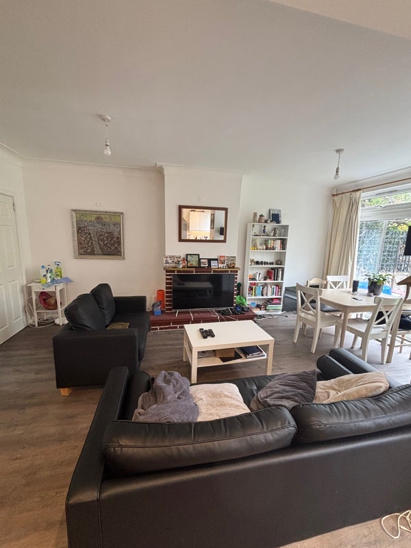 Room West Road in Greater London