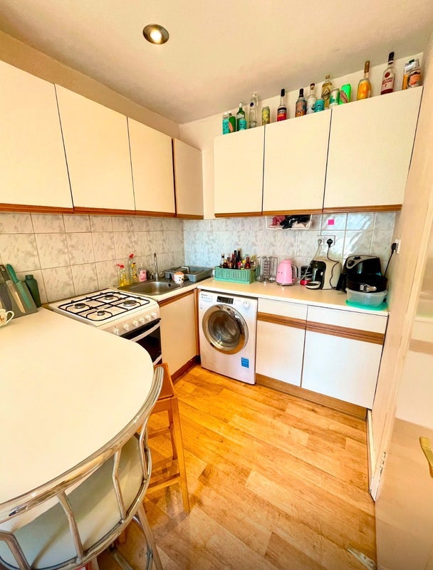 Room Blackstock Road in Greater London