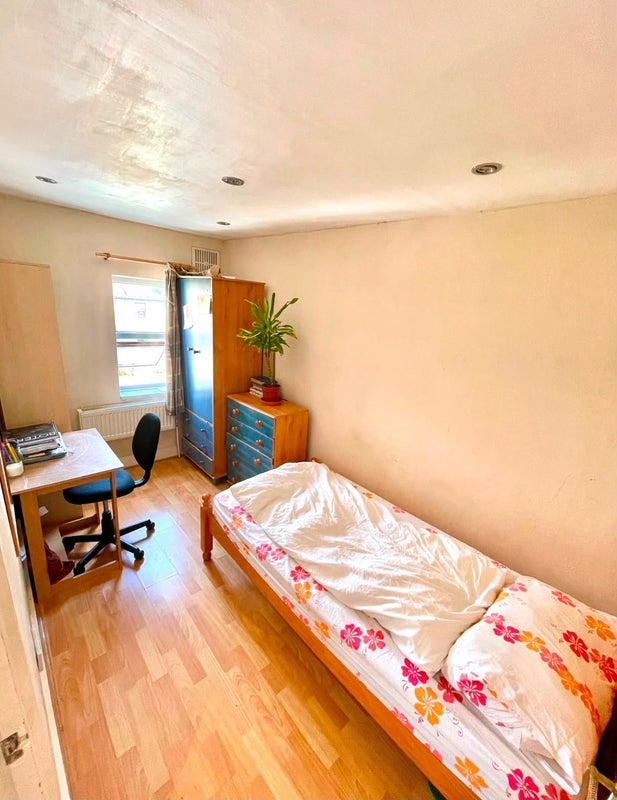 Room Blackstock Road in Greater London