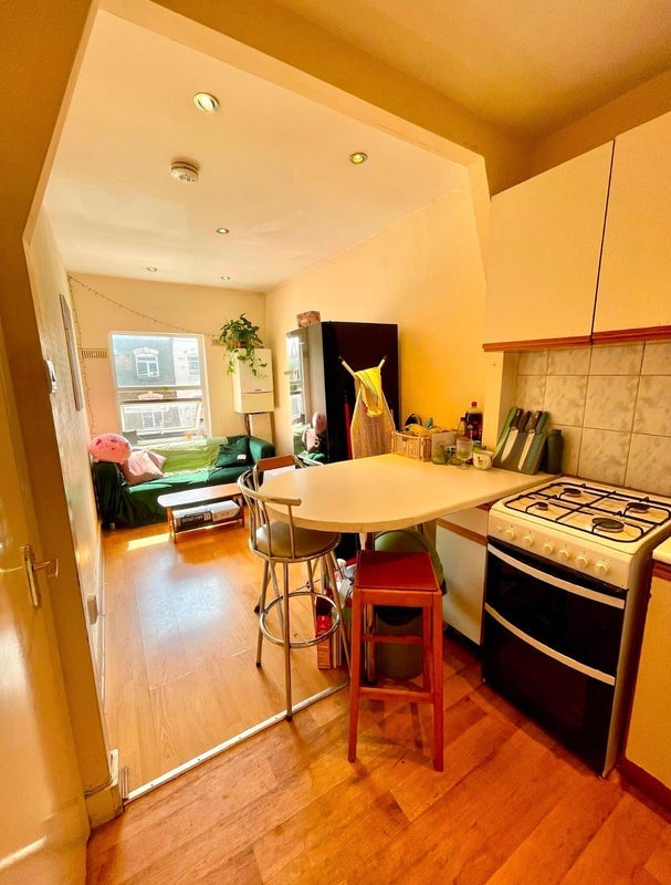 Room Blackstock Road in Greater London
