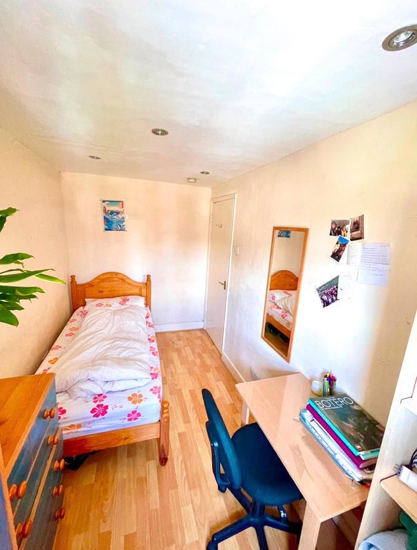Room Blackstock Road in Greater London