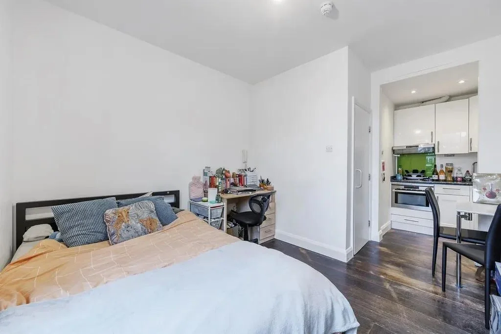Flat Matheson Road in Greater London