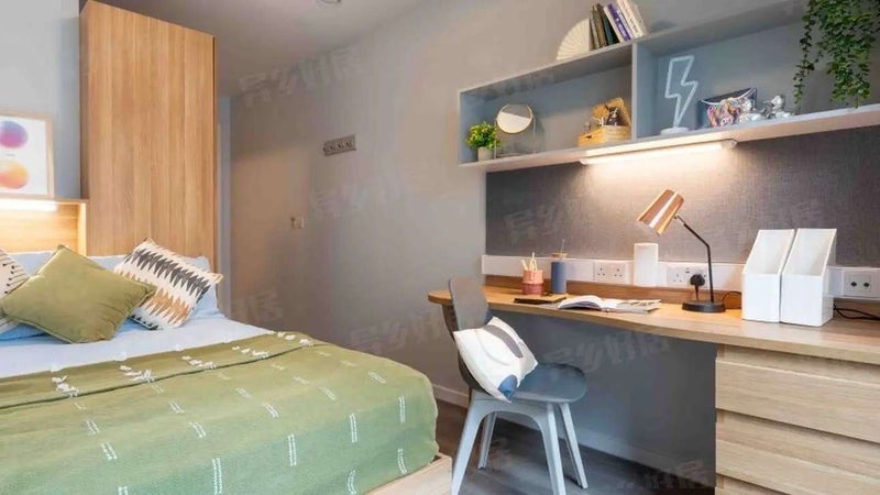 Room Empire Way in Greater London