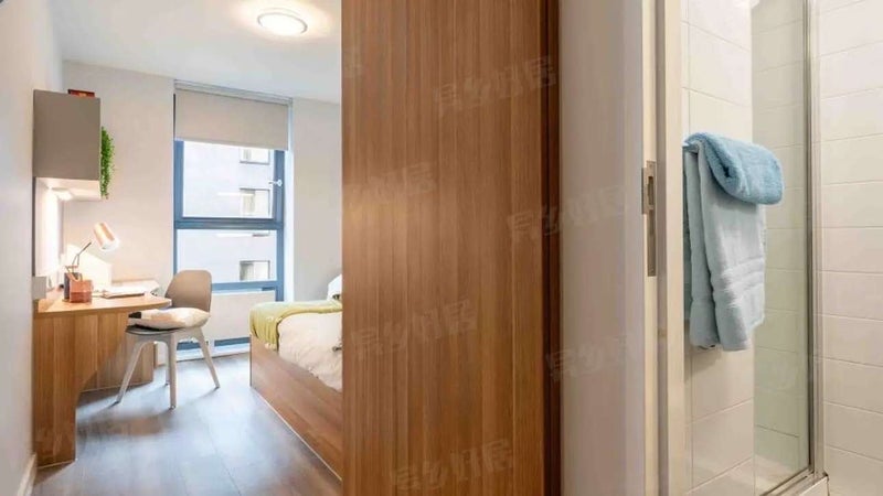 Room Empire Way in Greater London