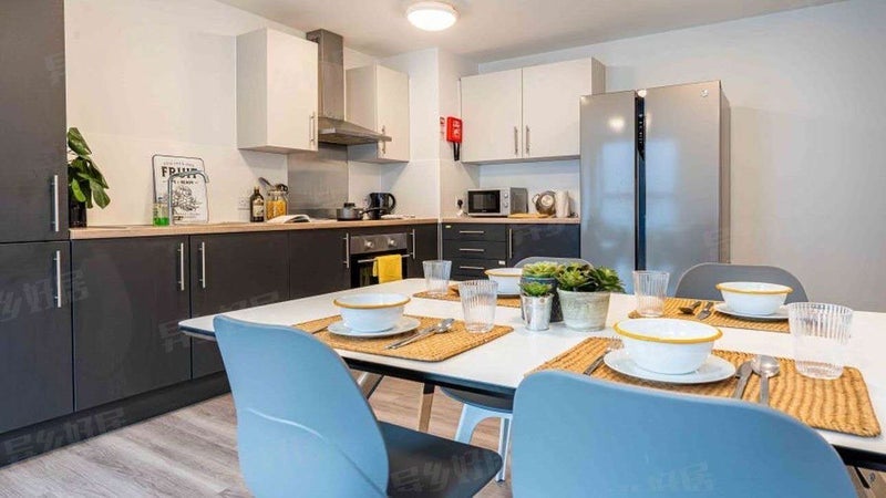 Room Empire Way in Greater London