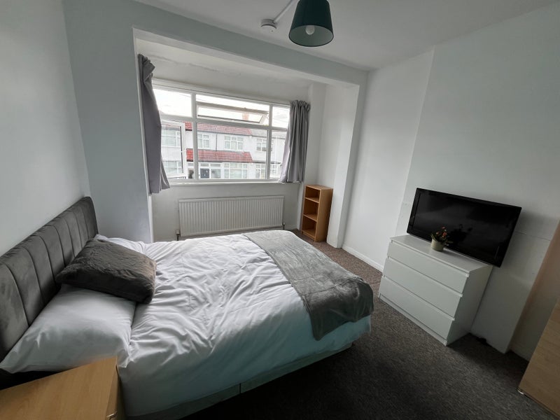Room Woodmansterne Road in Greater London