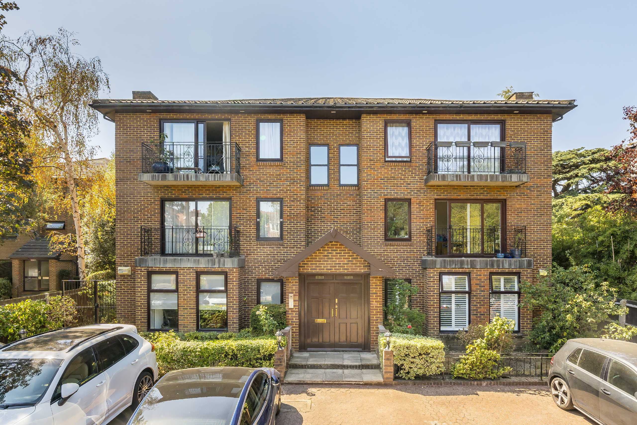 Flat Hanah Court in Greater London