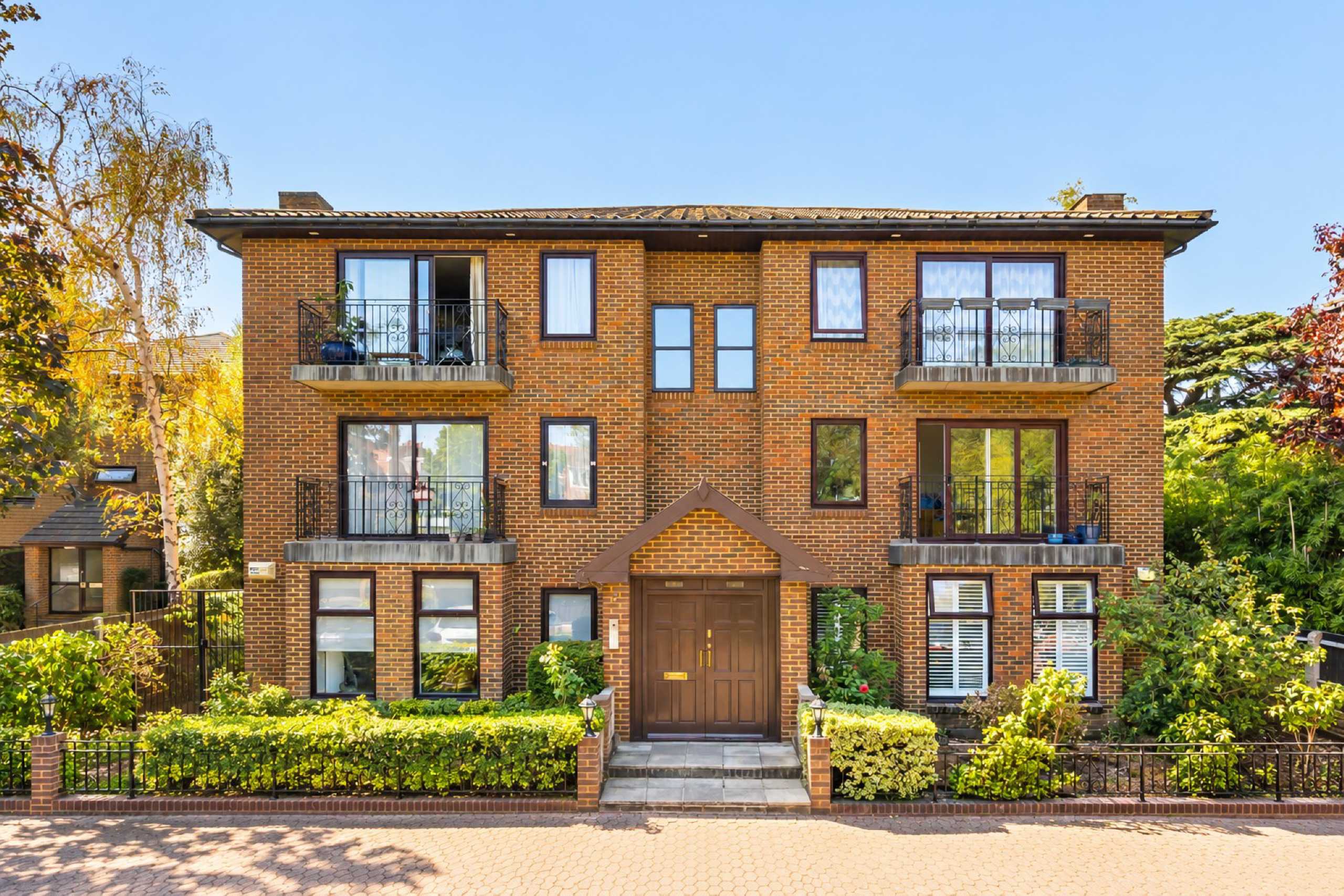 Flat Hanah Court in Greater London