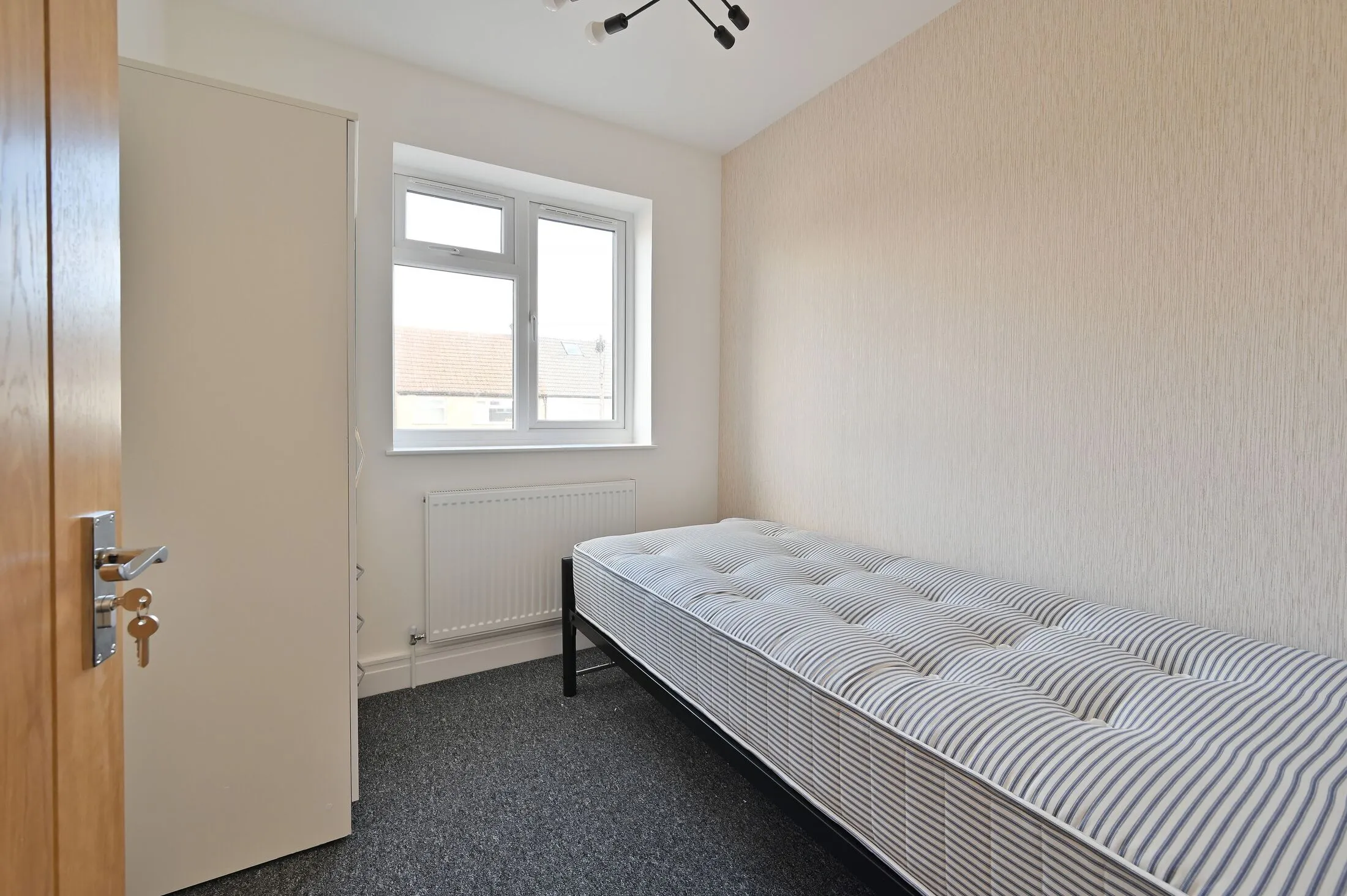 Room Whippendell Road in Watford