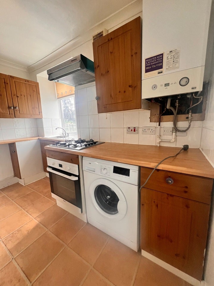 Flat Hilliers Avenue in Greater London