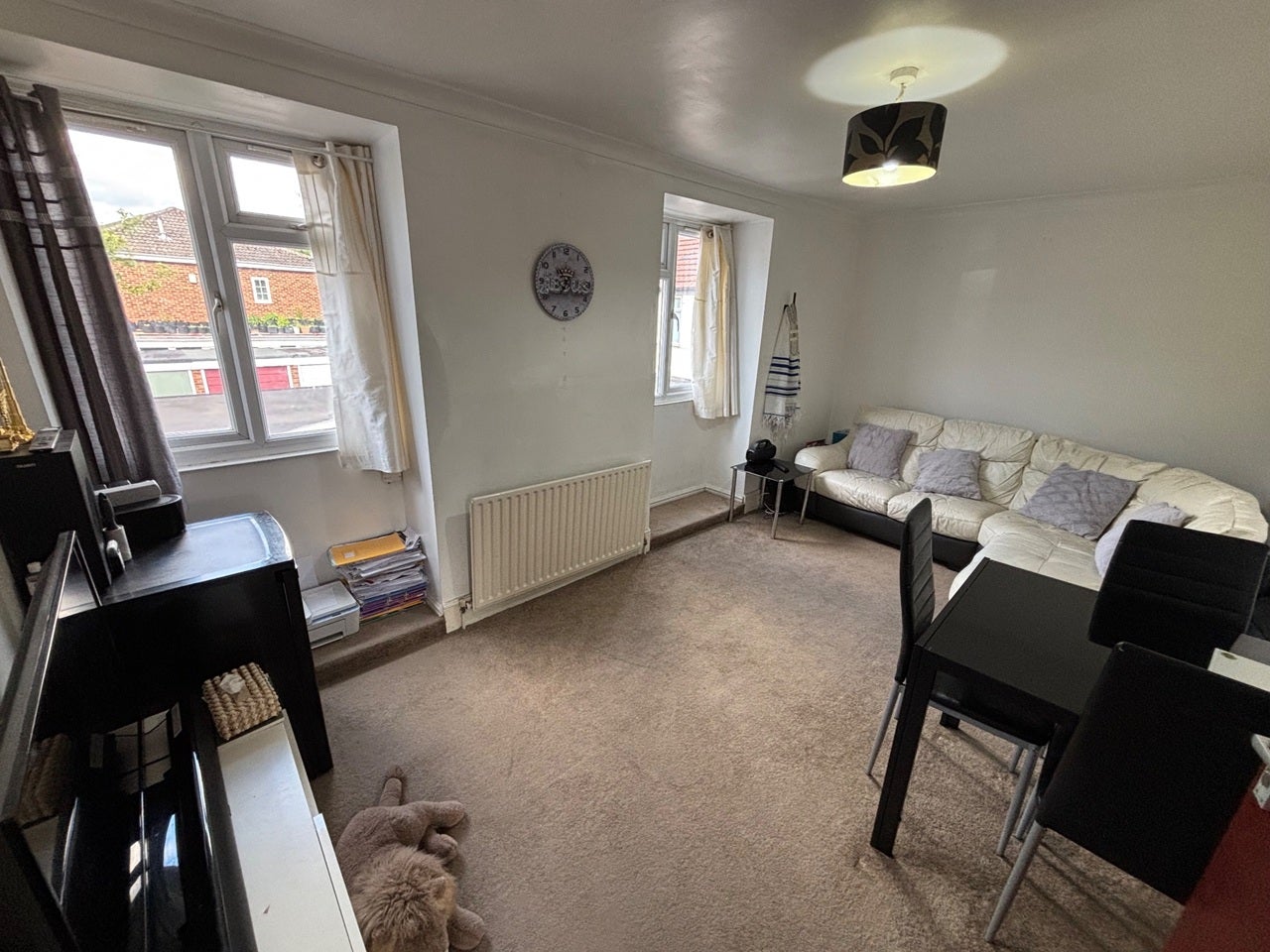 Flat Hilliers Avenue in Greater London