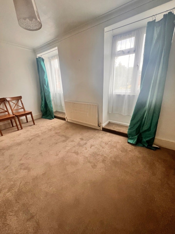 Flat Hilliers Avenue in Greater London