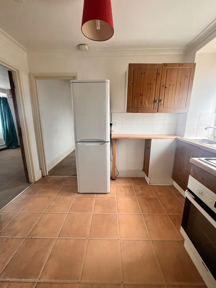 Flat Hilliers Avenue in Greater London
