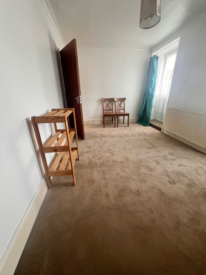 Flat Hilliers Avenue in Greater London