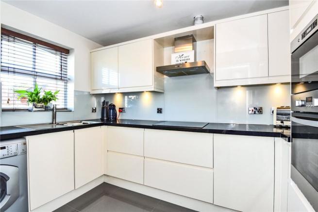 Flat Halfpenny Lane in Sunningdale