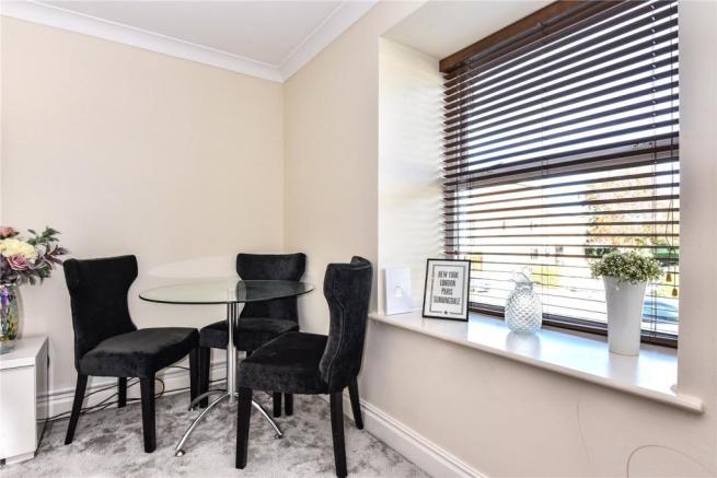 Flat Halfpenny Lane in Sunningdale
