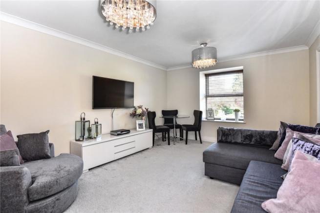 Flat Halfpenny Lane in Sunningdale