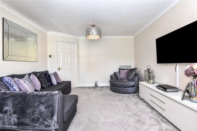 Flat Halfpenny Lane in Sunningdale
