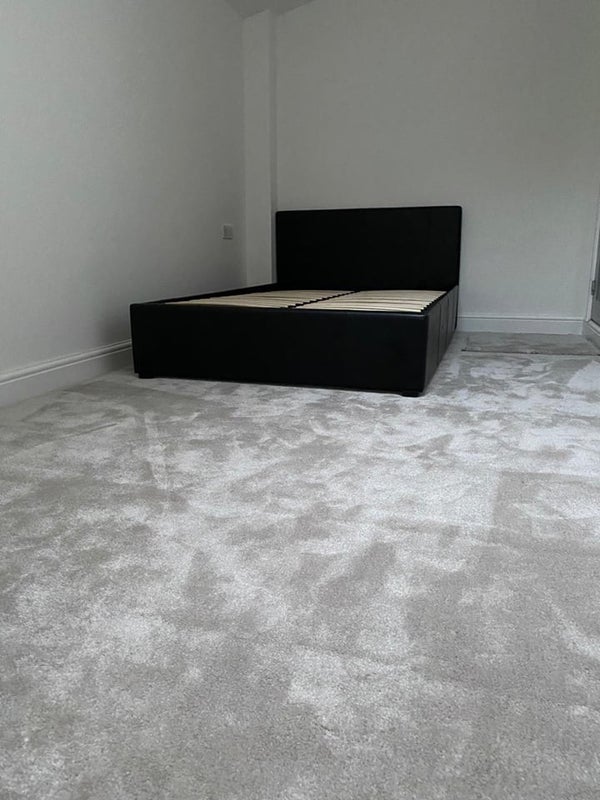 Flat Ainslie Wood Road in London